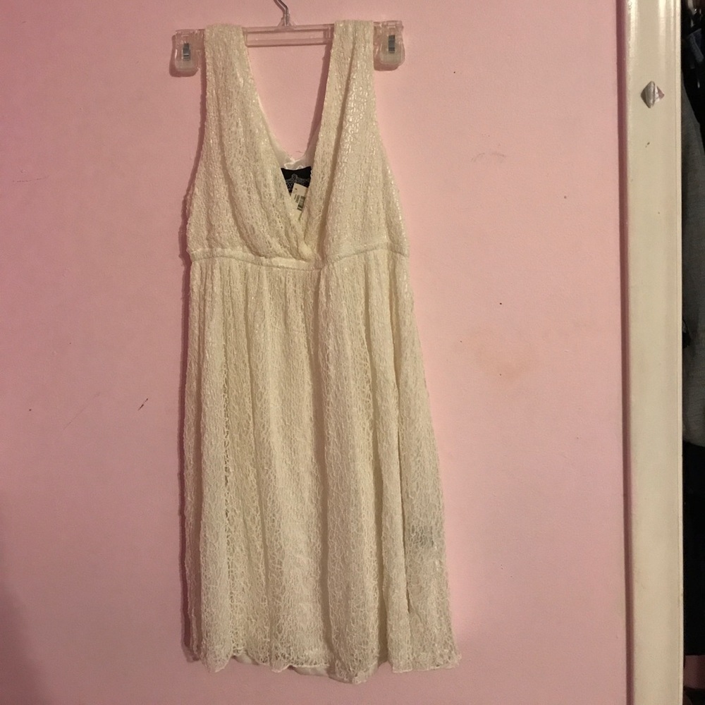 White v neck dress !