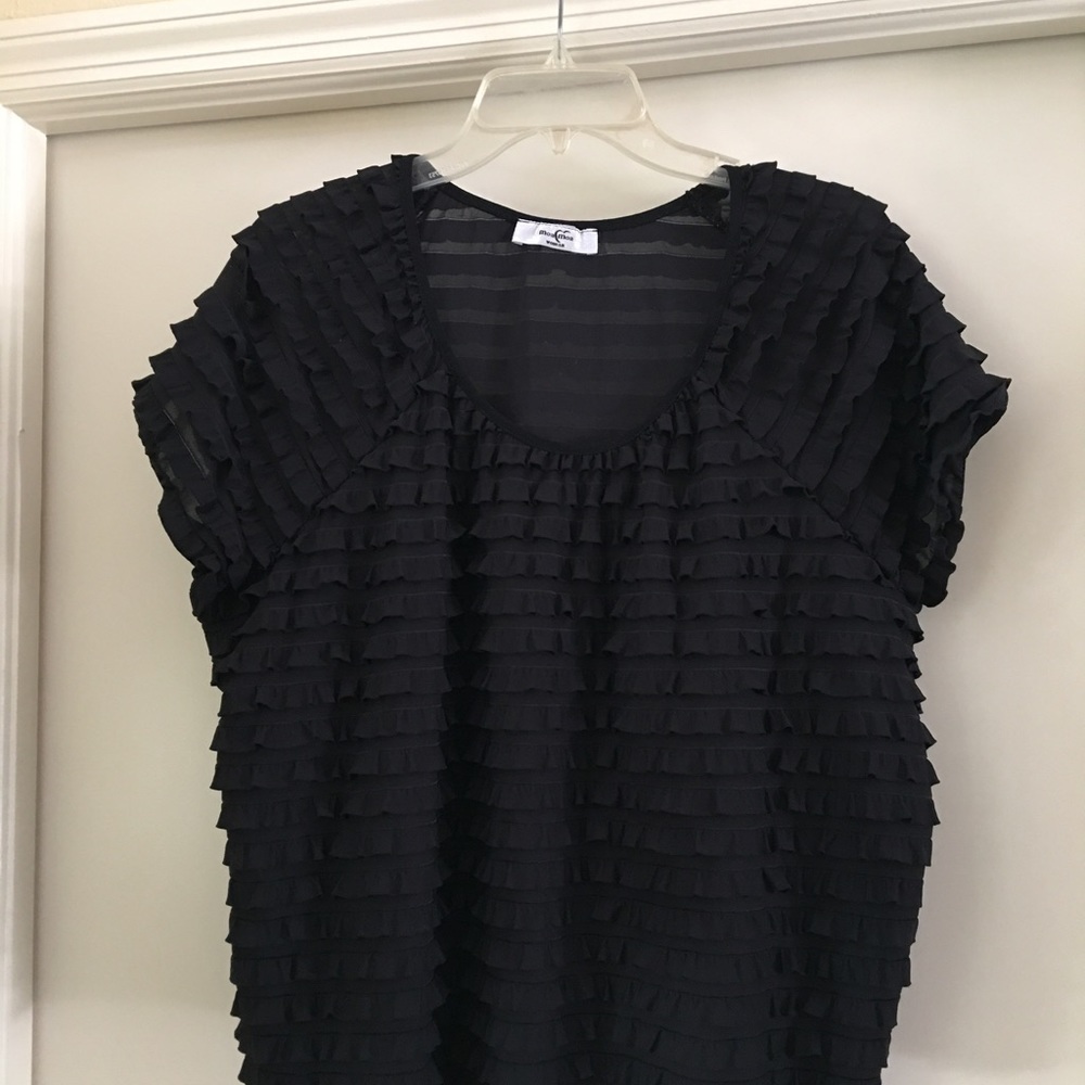 Cute black ruffled top. Size L.