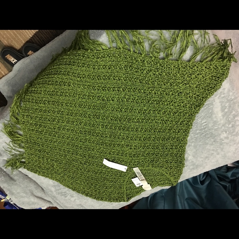 Beautiful poncho. Deep green. NWT