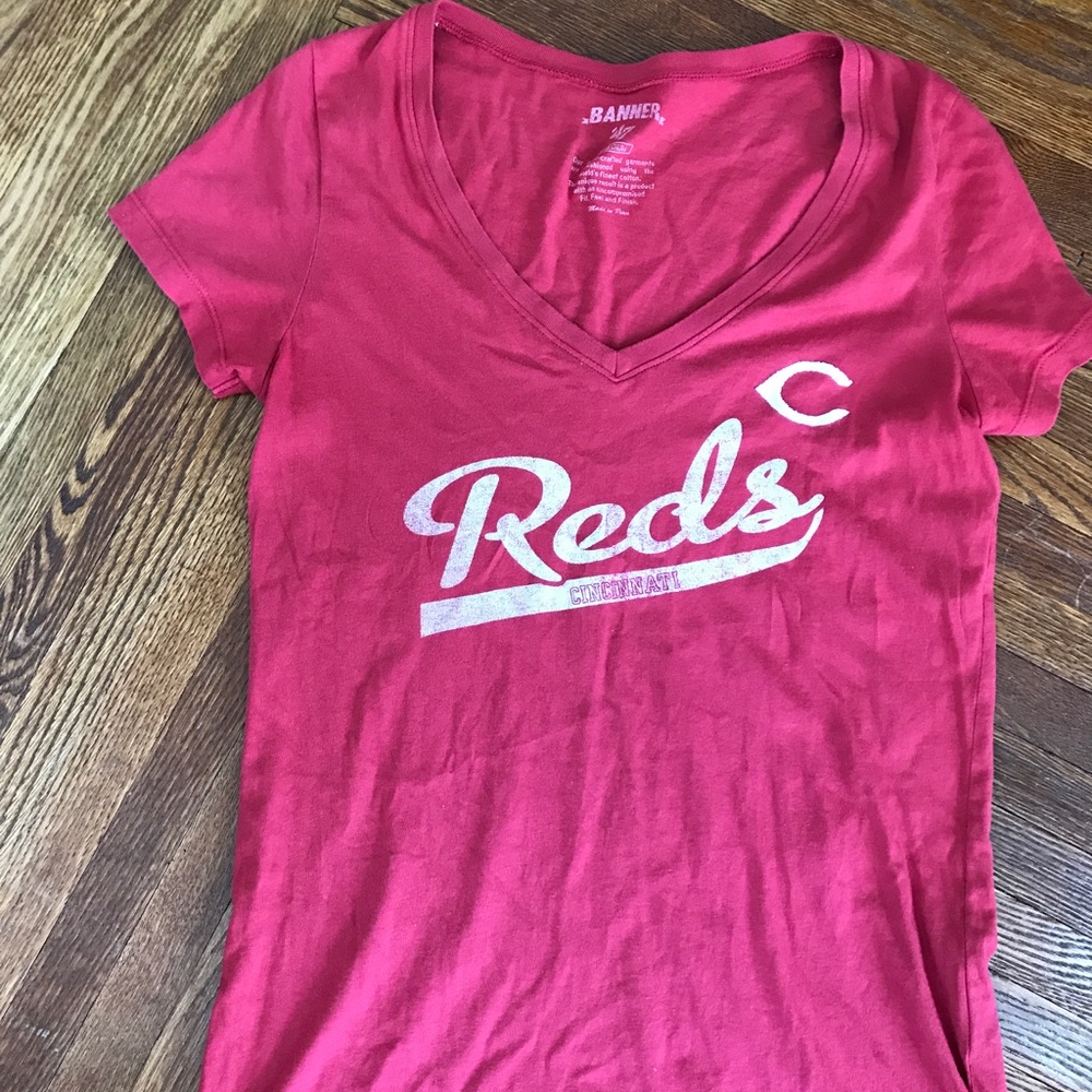 Junior size Medium Cincinnati Reds t-shirt!