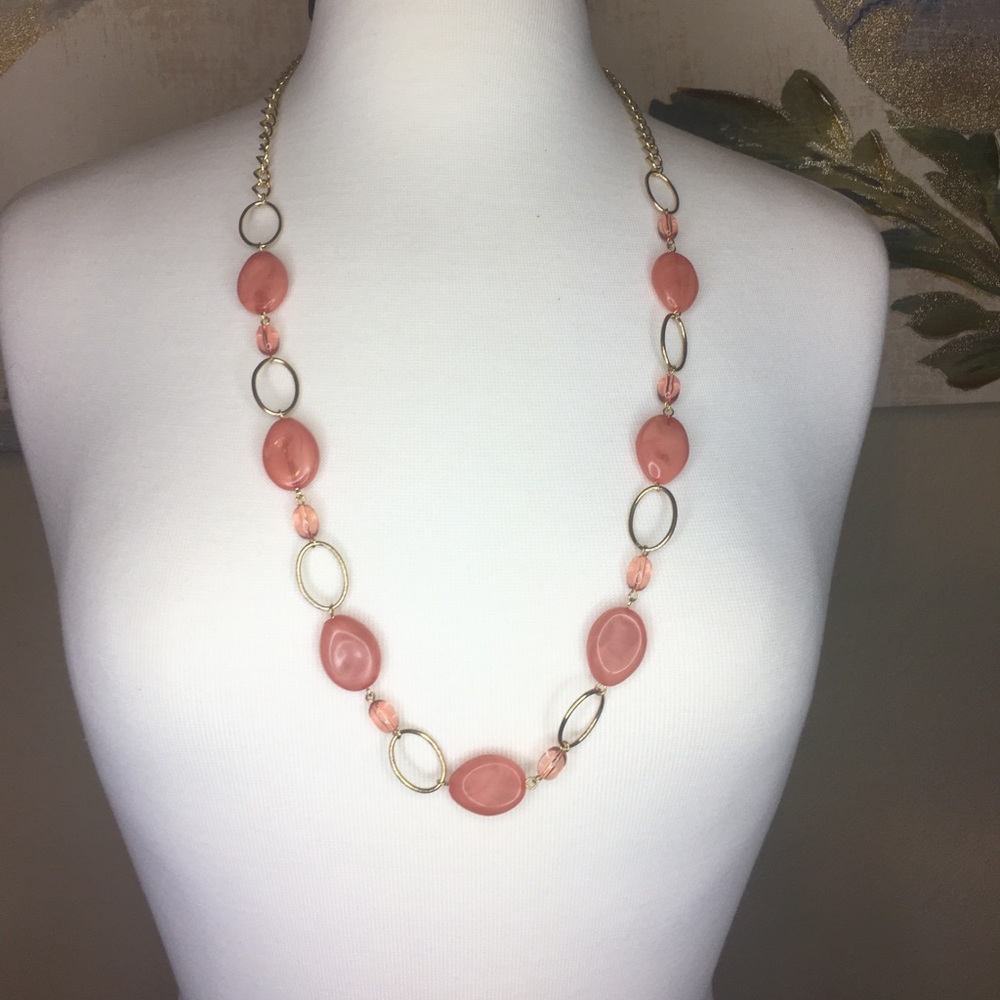 🍑Peach and gold tone necklace 🍑