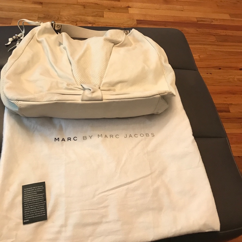⬇️Marc by Marc Jacobs white shoulder tote⬇️