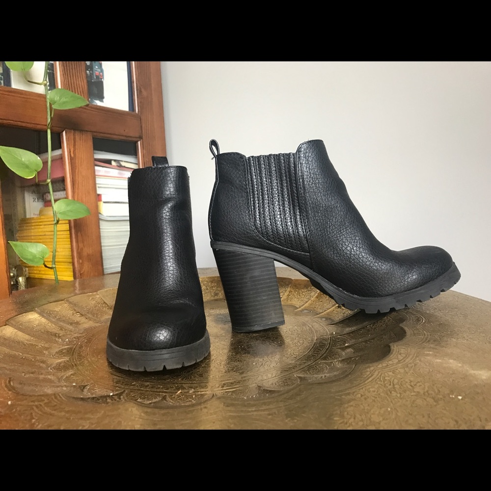 Sam & Libby boots in black, size 8.5.