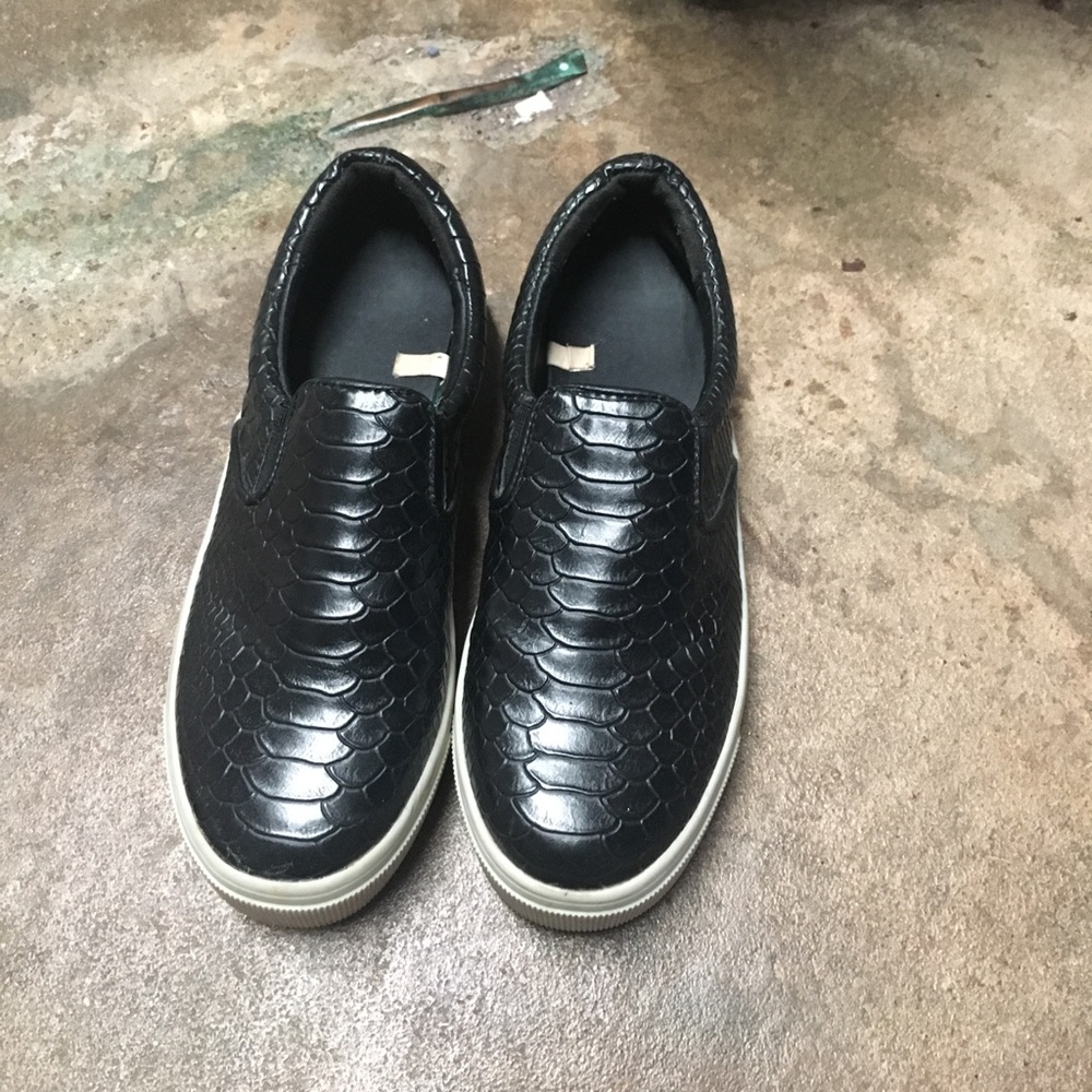 Black snakeskin platform sneakers