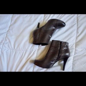 Nine West Grey Snake Heels! Size 9 1/2