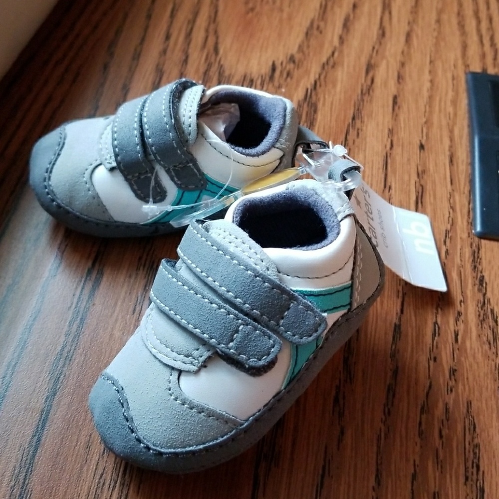 Carters NB crib shoes NWT
