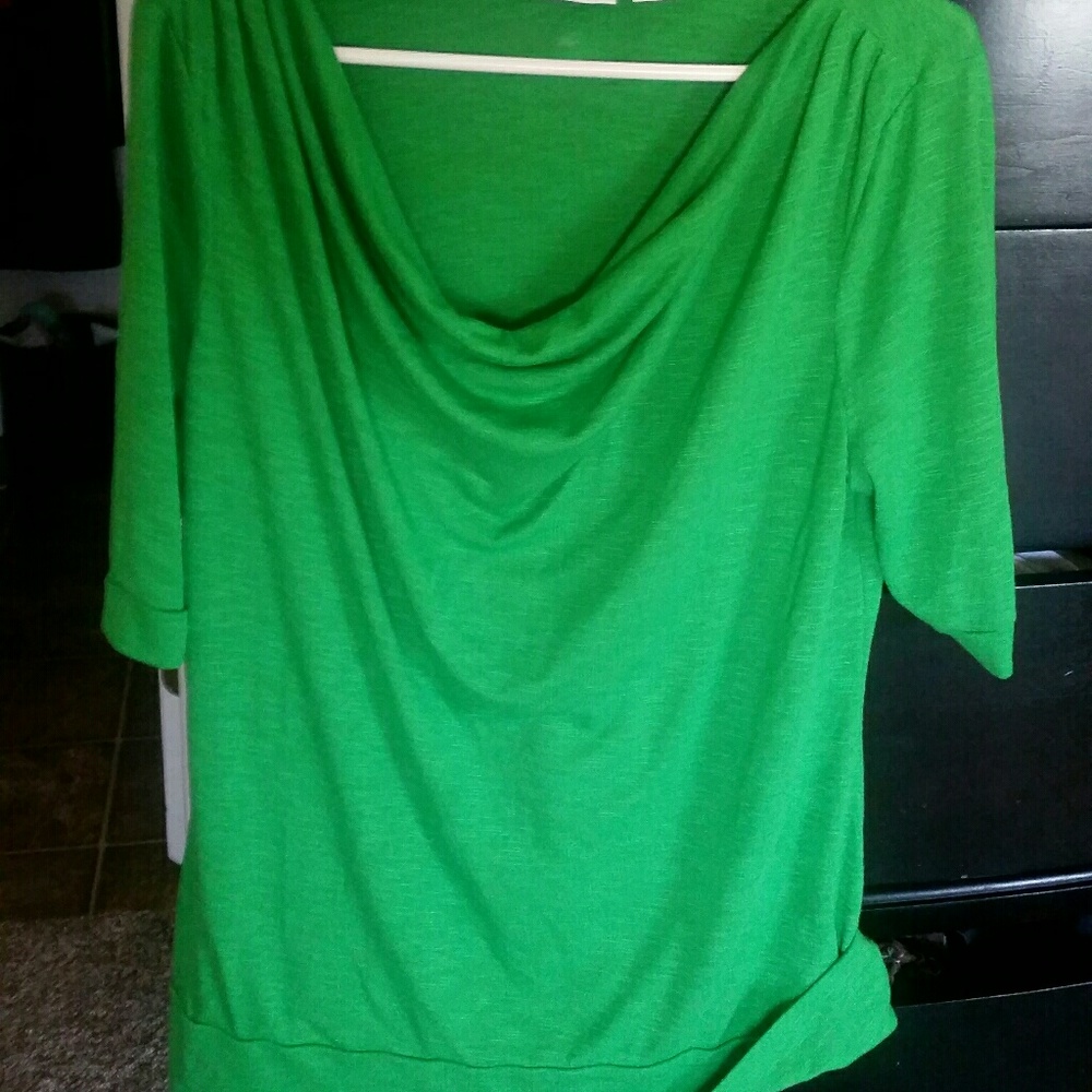 Super cute, lightweight scoop neck top