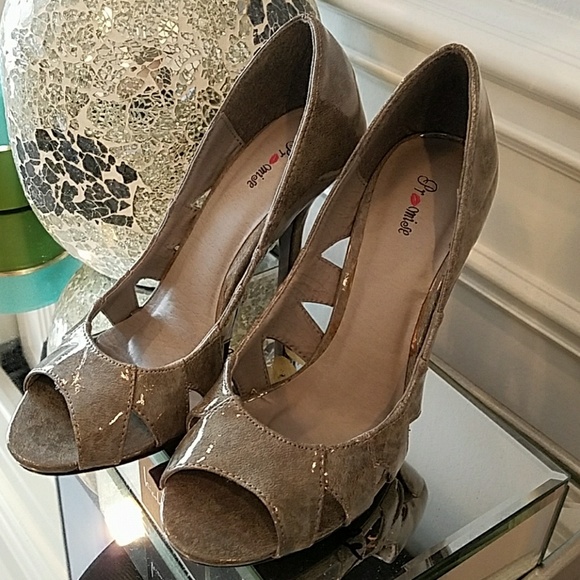 Heels - Picture 2 of 4