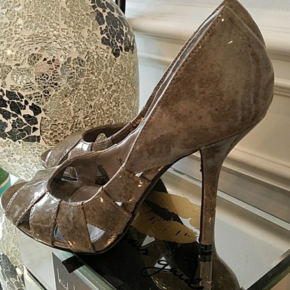 Heels - Picture 4 of 4