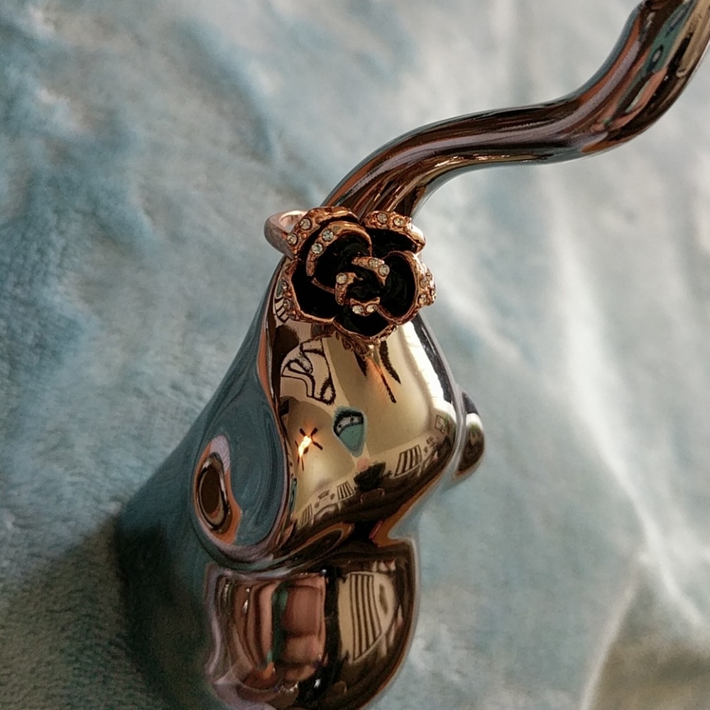 Large ring with a beautiful black & rose gold Rose