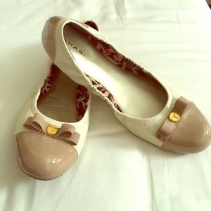 Tahari cream & tan ballet flats w/bow detail