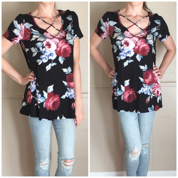 Tops - LAST ITEM▫️Black Floral Criss Cross Swing Tee