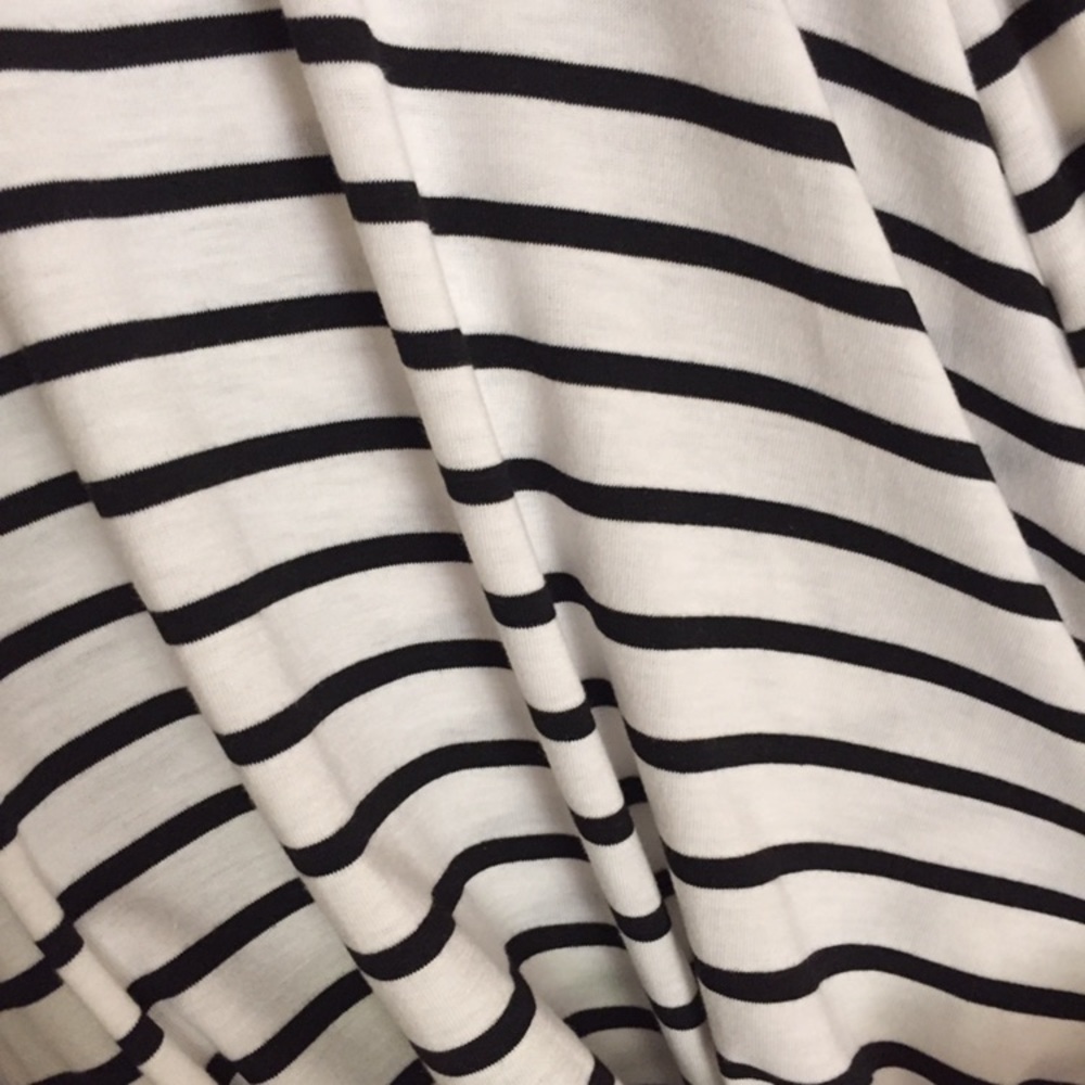 LAST ITEM▫Ivory and Black Striped Knot Tank - Picture 5 of 5