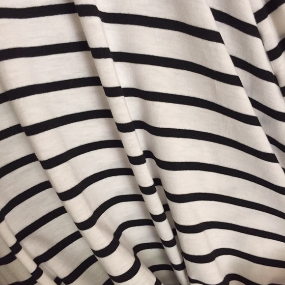 LAST ITEM▫Ivory and Black Striped Knot Tank - Picture 5 of 5