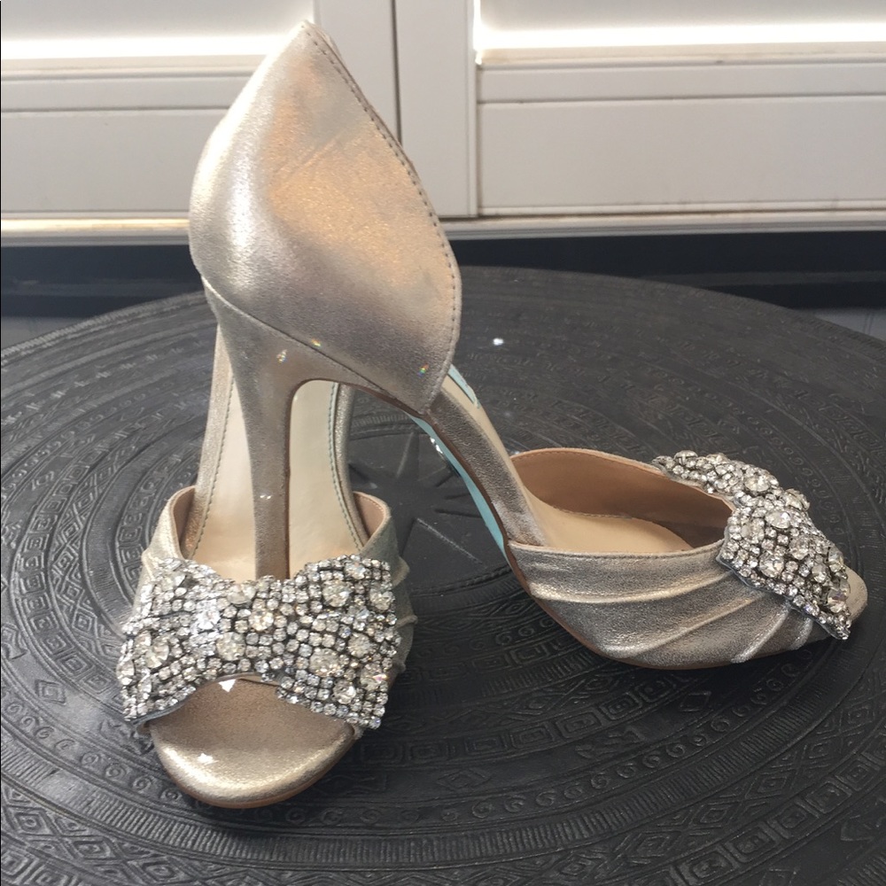 Betsy Johnson women's "Gown" pump size 6 NWOB