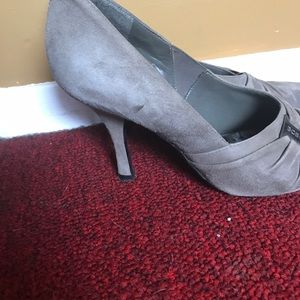 Gray pumps