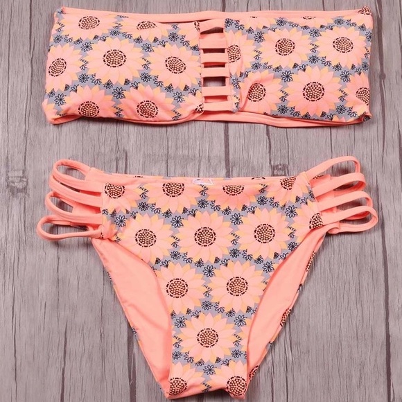 Last 1🌸REVERSIBLE daisy bikini set - Picture 2 of 4