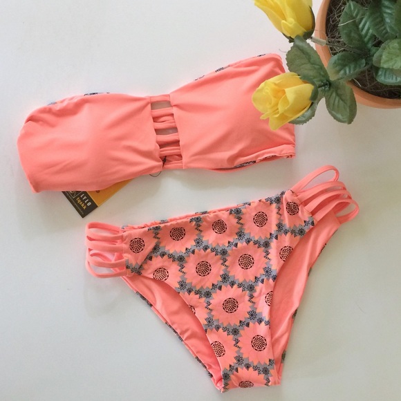 Last 1🌸REVERSIBLE daisy bikini set - Picture 4 of 4