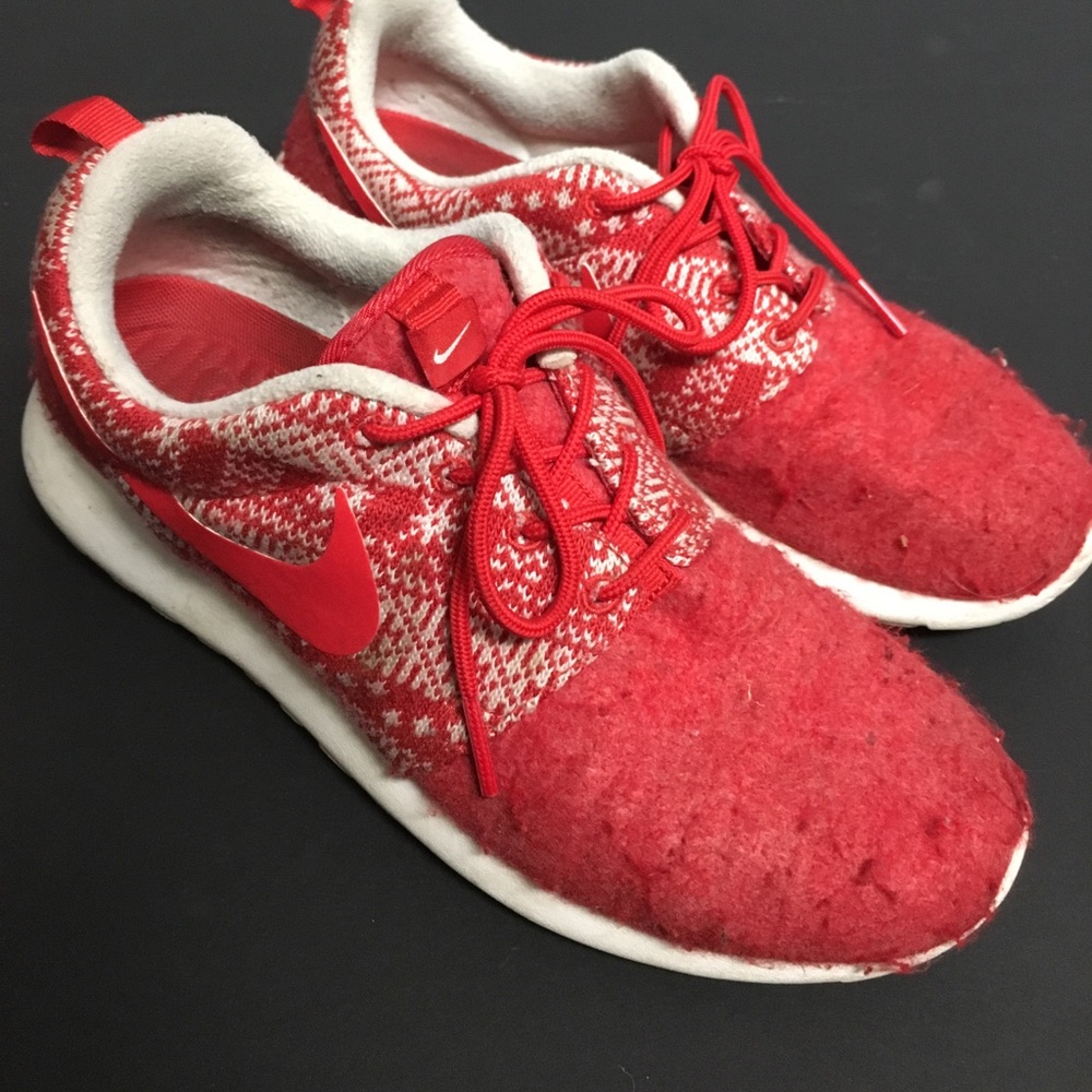 NIKE RED ROSHE SNEAKERS