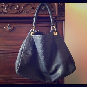Authentic Louis Vuitton Artsy MM