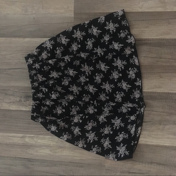 Black and beige floral miniskirt - Picture 1 of 4