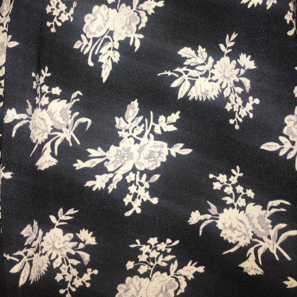 Black and beige floral miniskirt - Picture 2 of 4