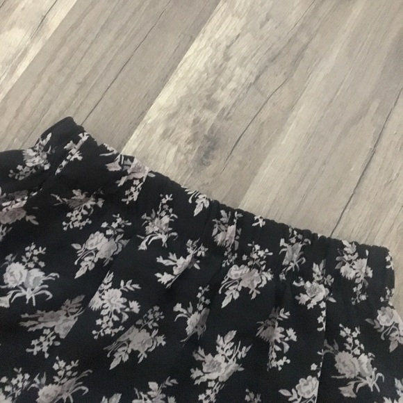 Black and beige floral miniskirt - Picture 3 of 4