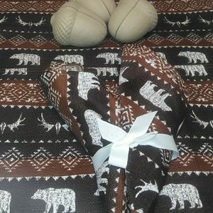 Bear Trail Tablecloth and Four Napkins