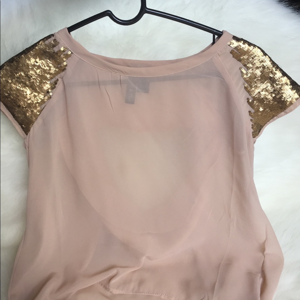 🎉HP🎉 Gold Sequin Sleeved Top with Cut Out Back