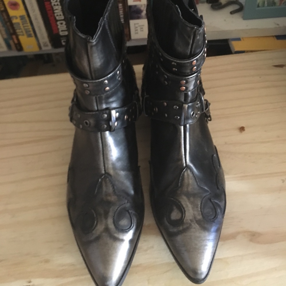 YRU pointy toed metallic cowboy boots