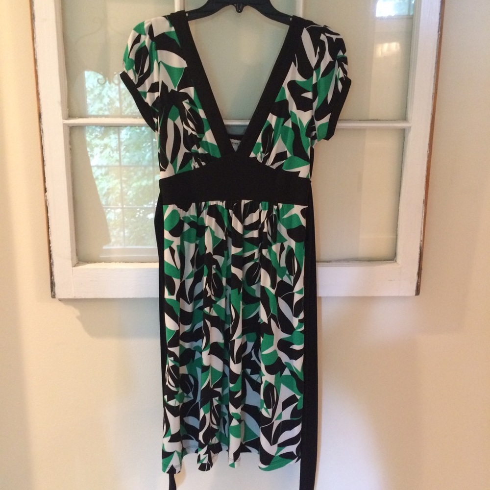 Green/black comfy slinky dress. Knee length.