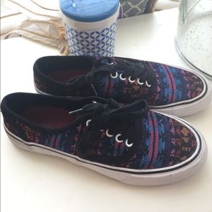 Black patterned size 7 sneakers