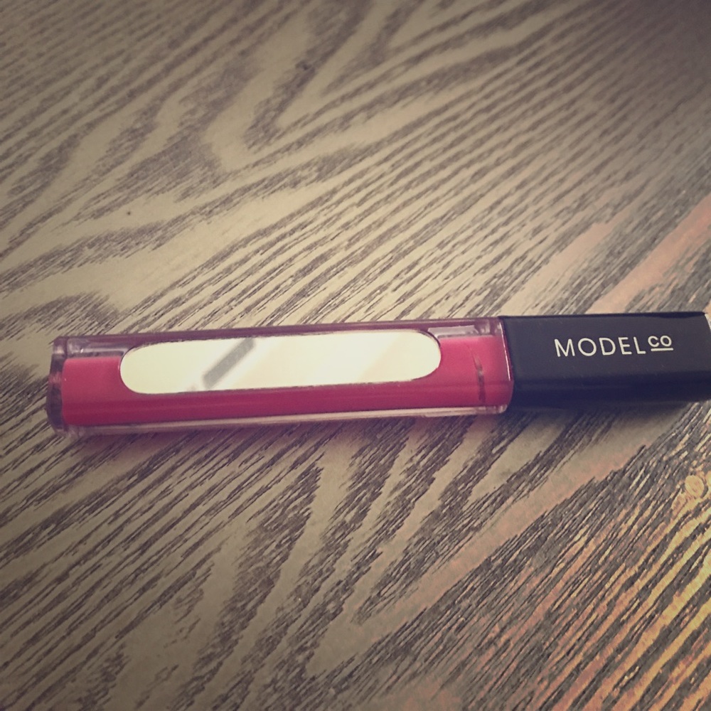 MODEL Co Lipgloss