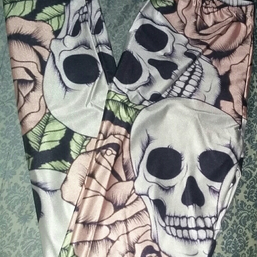Brand new Lotus Leggings skull & roses size XL