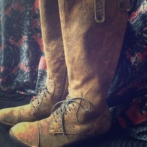 Distressed Born Crown Boots