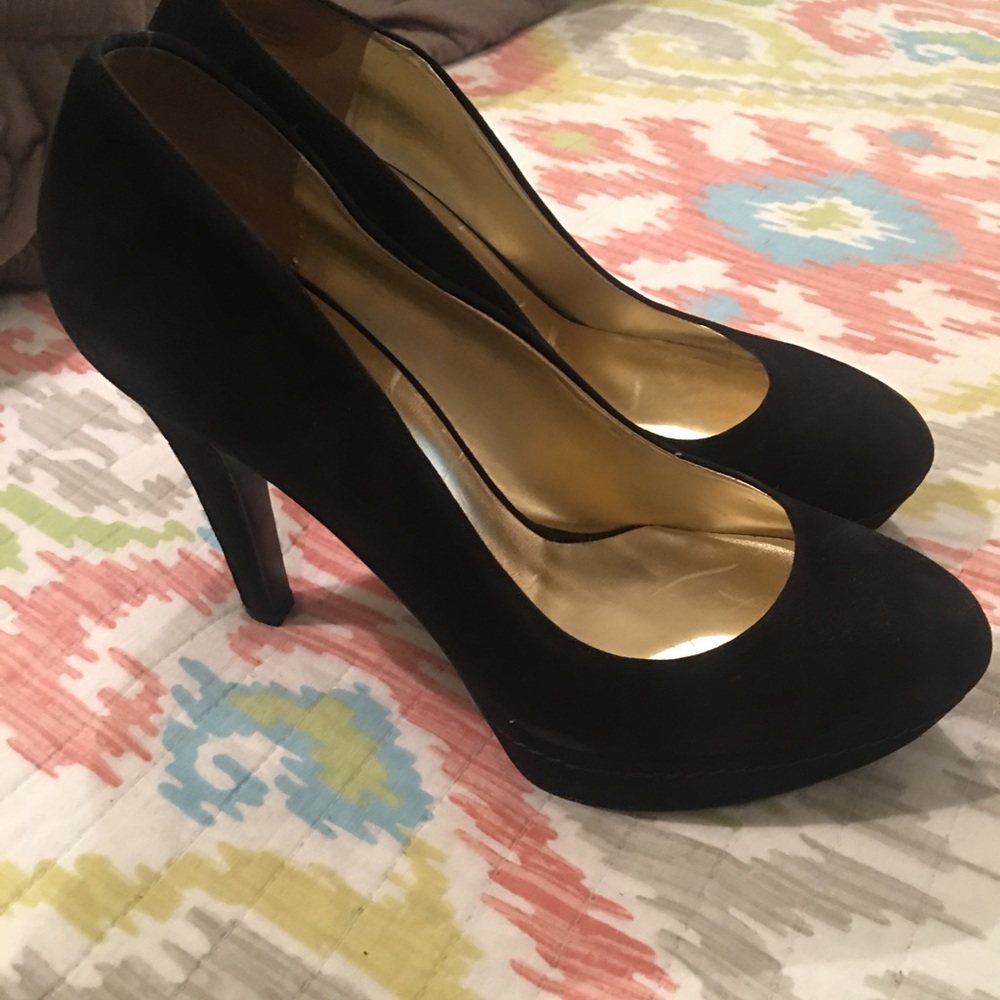 Nine West black suede pumps