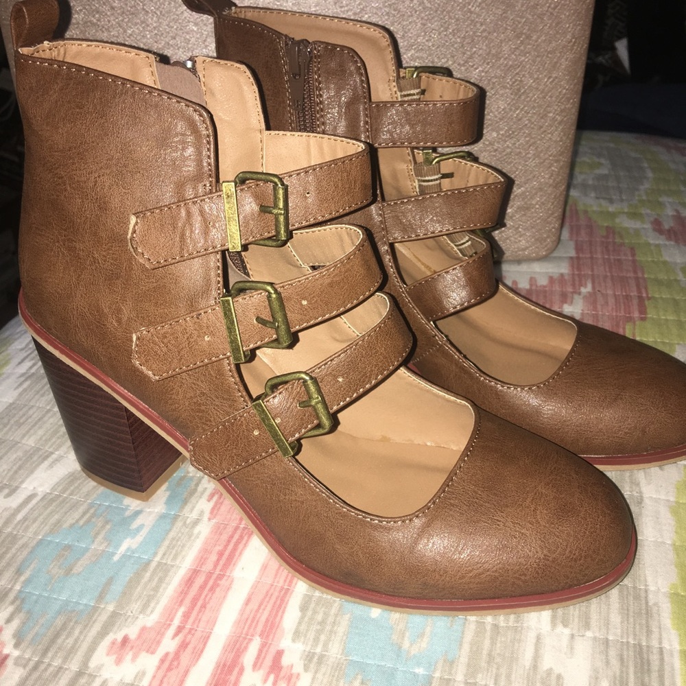 Strappy bootie Tan w/ buckles