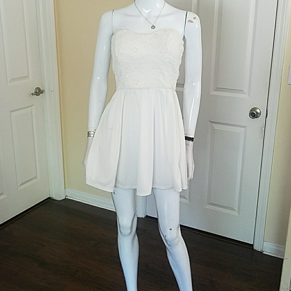 Strapless cream colored dresa