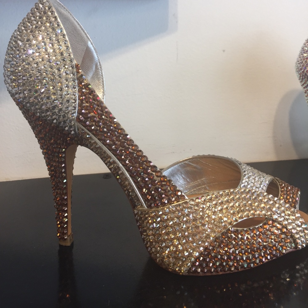 Gorgeous full Swarovski crystals pumps