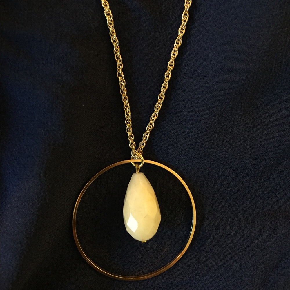 NWOT Gold necklace with cream quartz stone drop 💎