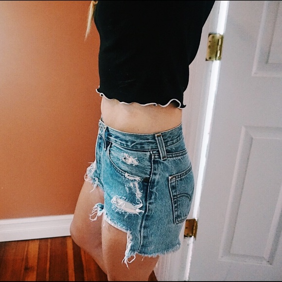 Vintage high rise Levi's shorts - Picture 2 of 3