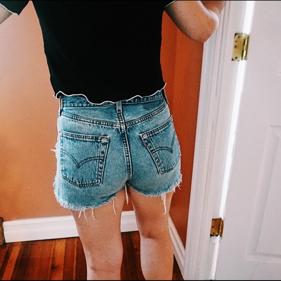 Vintage high rise Levi's shorts - Picture 3 of 3