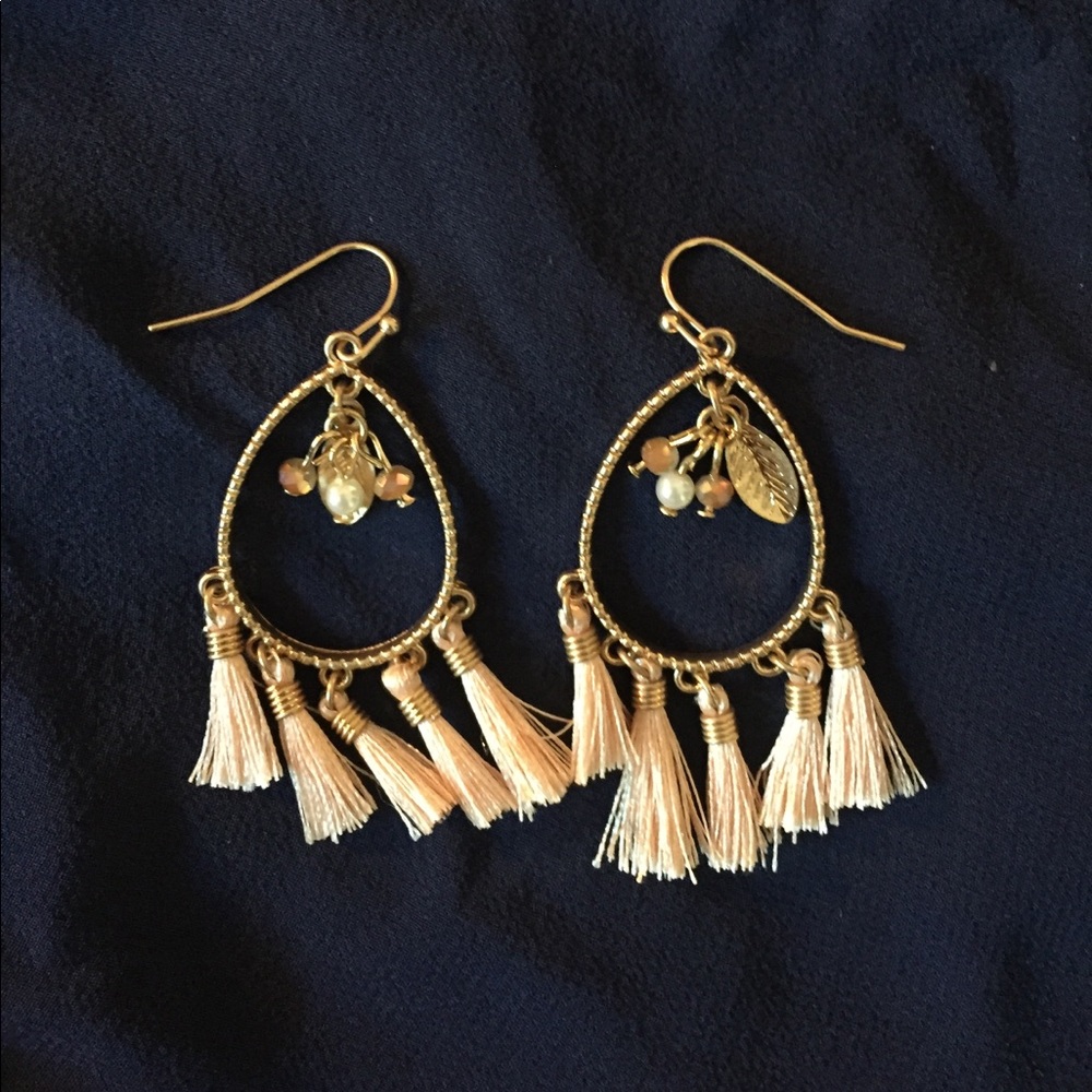 NWOT Light peach 🍑 and gold tassel drop earrings
