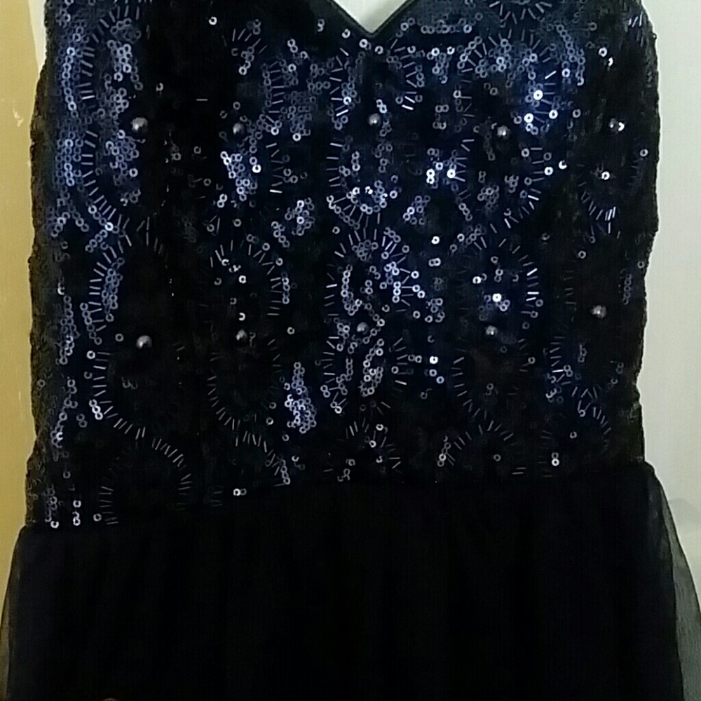 Dress - Picture 2 of 8