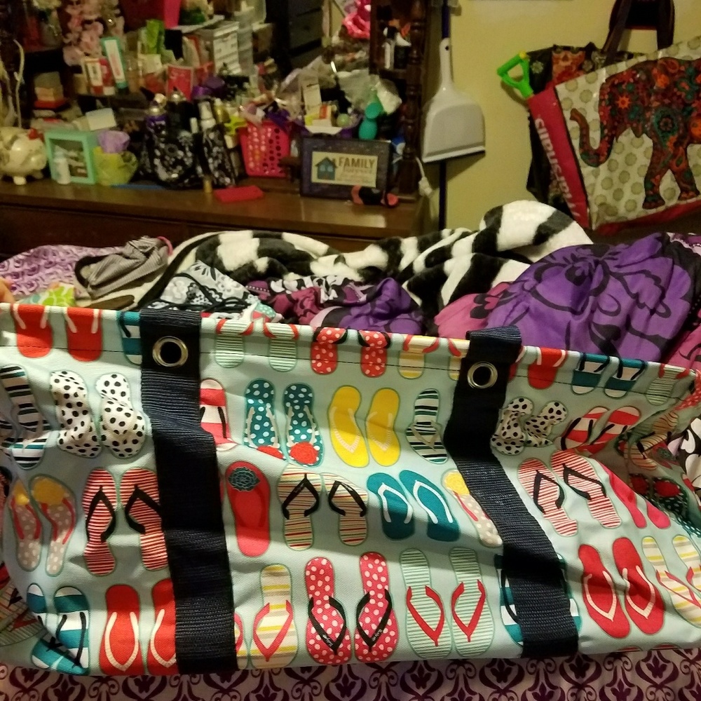 Deluxe utility tote in flip flop pattern