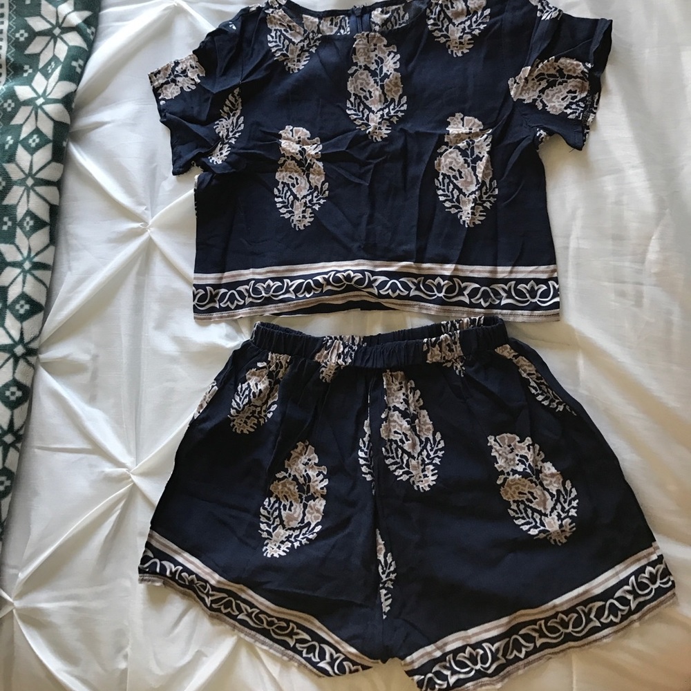Crop Top & Shorts (set)
