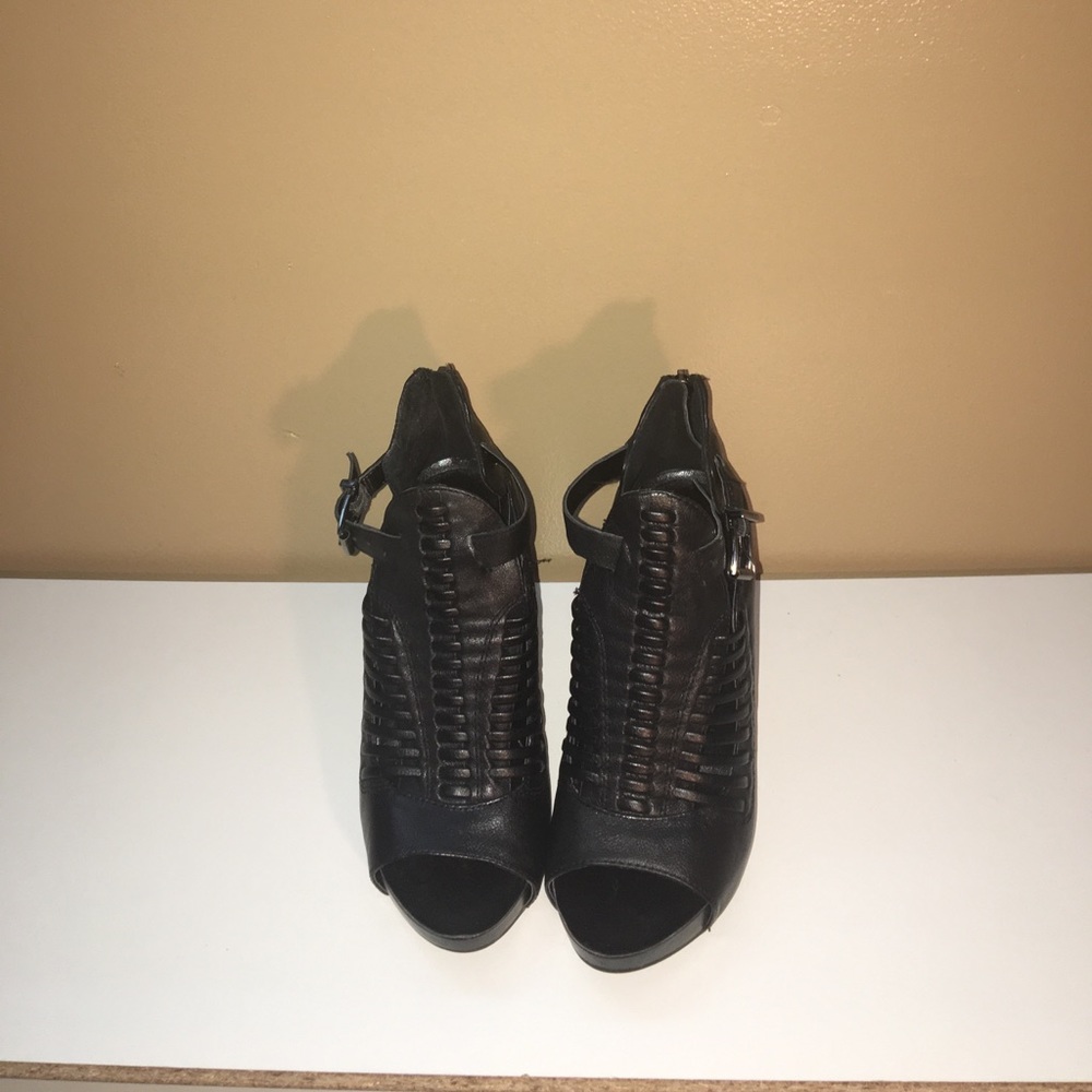 Women's platform heels in great condition.