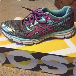 WOMENS SIZE 9 ASICS. VERY CLEAN. GENTLY USED.