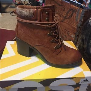 WOMENS SIZE 8.5 MIA BOOTS. BRAND NEW. NEVER WORN.