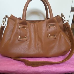 A Small Chic Hazel Leather Purse with good space